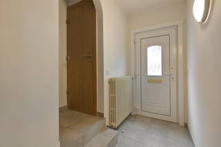 Ontdek deze ruime en charmante gezinswoning in het bruisende Knokke-Heist. Met drie slaapkamers, twee badkamers, een inpandige garage en een zonnige tuin biedt deze woning alle comfort voor wie op zoek is naar ruimte en een uitstekende ligging aan de kust.De lichtrijke woonkamer vormt het hart van de woning en geniet van veel natuurlijke lichtinval, wat zorgt voor een aangename en warme sfeer. Aansluitend bevindt zich de functionele keuken, uitgerust met de nodige toestellen en voorzien van een gezellige eethoek met uitzicht op de tuin.Met drie volwaardige slaapkamers beschikt de woning over voldoende ruimte voor een gezin, thuiswerk of logeerkamers. De aanwezigheid van twee badkamers zorgt bovendien voor extra comfort en gebruiksgemak in het dagelijks leven.Buiten geniet u van een zuidgerichte tuin met ruim terras, de ideale plek om te ontspannen, te genieten van de zon of gezellig te tafelen met familie en vrienden. De inpandige garage biedt extra bergruimte en praktische parkeermogelijkheden.Met een EPC-label C biedt deze woning een degelijke energieprestatie. Dankzij de centrale ligging in Knokke-Heist bevinden winkels, voorzieningen, het strand en tal van recreatiemogelijkheden zich binnen handbereik.Een ideale woning als vaste woonst, tweede verblijf of investering aan de Belgische kust.De algemene voorwaarden van Dewaele DIY kunt u steeds raadplegen via dewaele.com.Bestuursmaatregelen in het maatregelenregister: in aanvraag