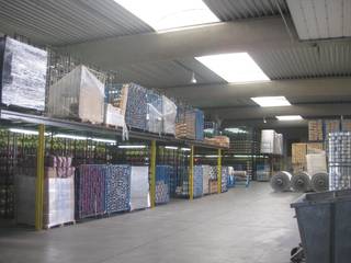 2 naast elkaar gelegen industriegebouwen van elk 1050 m² (samen of afzonderlijk te huur). * Hoogte inrijpoort : 4m60 en de breedte 4m45 ; * Hoogte...