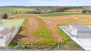 Nous vous proposons ce magnifique terrain à bâtir pour une construction ouverte, offrant une belle largeur de parcelle, une orientation idéale et...