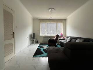 Bij het betreden van de woning kom je binnen in de ruime en lichtrijke leefruimte. Aansluitend bevindt zich de keuken, vanwaar je rechtstreeks...