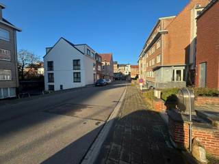 **Opbrengstopportuniteit**Discrete verkoop - Gebouw bestaande uit 29 kamers privatief sanitair en 1 studio.Gebouw volledig uitverhuurd academiejaar...