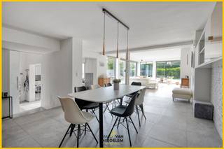 <strong>Achter deze gevel schuilt een verrassend ruime woning met lichtrijke leefruimtes. Deze gezinswoning is gelegen op een perceel van ca. 6a36ca en beschikt over maar liefst 5 kamers, een terras, zeer aangename tuin met bijgebouw én meerdere privatieve parkeerplaatsen, bereikbaar via de achterliggende Lombeekweg</strong>.<br /><br />De benedenverdieping werd volledig gerenoveerd in 2013.<br /><br />De bovenverdieping kan nog deels opgefrist worden, terwijl de zolderverdieping – bereikbaar via een vaste trap – verder afgewerkt kan worden tot extra kamers, hobbyruimte of bureau.<br />Een ideale opportuniteit voor wie ruimte zoekt en de woning graag verder naar eigen smaak afwerkt, op een zeer centrale ligging in Ternat, op wandelafstand van het treinstation, winkels (o.a. Delhaize en Lidl) en scholen.<br /><br />Indeling:<br />- Gelijkvloers: inkomhal met WC en wasplaats, lichtrijke woonkamer met schuifraam naar het terras en de tuin, een volledig uitgeruste keuken en een berging met toegang tot de tuin;<br />- Eerste verdieping: nachthal, 3 slaapkamers, bureau en badkamer met WC;<br />- zolder: 2 ruime zolderkamers van +/-32m² en +/- 26m²;<br />- bijgebouw van +/- 21m² in de tuin.<br /><br />Centrale verwarming op gas.<br />EPC: 174kwh/m² - label B (UC: 3837087) <br />Asbestveilige woning.<br />Vrij bij akte.