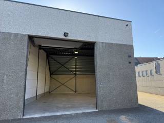 Goed gelegen bedrijfsunit met 5,5m vrije hoogte in half-open bebouwing met een oppervlakte van 94m² en 1 privatieve staanplaats achter het gebouw...