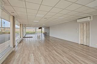 We zijn verheugd dit uitzonderlijk pand met commerciële uitstraling, perfect gelegen aan één van de belangrijkste kruispunten van de...