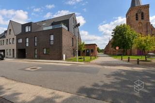 RUIM LICHTRIJK GELIJKVLOERS APPARTEMENT MET 2 SLKPS EN GROOT TERRAS<br /><br />INDELING: Grote leefruimte met aanpalend terras van 27,40 m². Mooi ingerichte, nieuwe open keuken. Nachthal met met grote berging/wasplaats en een apart toilet. Ruime badkamer met inloopdouche. Twee grote slaapkamers. Privatieve autostaanplaats.<br />INFORMATIE:<br />- Totale oppervlakte (inclusief terras): 120,43 m²<br />- Woonopp: 93,03 m²<br />- 2 slpk appartement met terras (27,40 m²)<br />- Autostaanplaats<br />- Beschikbaar vanaf 01/01/2027<br />- HUURPRIJS: 800 EUR/maand + 70 EUR algemene kosten/maand<br /><br /><strong>BEZOEKMOMENT VOLZET |</strong><br />