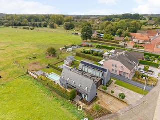 Op een betoverende locatie op de grens met Denderwindeke vindt u deze<strong> super toffe, instapklare gezinswoning </strong>waar elk thuiskomen aanvoelt als een stukje vakantie. Gelegen op<strong> een onderhoudsvriendelijk perceel van 489 m² </strong>trakteert deze eigendom u op adembenemende, <strong>unieke vergezichten over het omliggende natuurlandschap en de iconische Congoberg.</strong><br />Binnenin verwelkomt de uitnodigende inkomhal met gastentoilet u naar een praktische bureelruimte aan de voorzijde met aangenaam zicht op de straat — perfect voor wie comfortabel van thuis uit wil werken. De riante leefruimte baadt in een zee van natuurlijk licht en laat u vanuit elke hoek wegdromen bij het schilderachtige uitzicht over de velden. Aansluitend bevindt zich de ingerichte keuken met een uiterst functionele bijkeuken/wasplaats en een inpandige, ruime garage. <strong>Op de eerste verdieping </strong>biedt de woning <strong>3 volwaardige slaapkamers en 2 badkamers,</strong> waarbij de master bedroom geniet van het privilege van een eigen ensuite badkamer, aangevuld met een aparte, tweede badkamer voor het gezin. Ook op energetisch en technisch vlak is deze woning volledig toekomstgericht dankzij een<strong> gunstig EPC-label B, zonnepanelen, een Daikin hybride warmtesysteem en een regenwaterput. </strong>Buiten zet het vakantiegevoel zich moeiteloos voort: in de recent compleet aangelegde, onderhoudsvriendelijke tuin geniet u op het zalige terras in alle rust van de zon en neemt u een verfrissende duik in het heerlijke, <strong>verwarmde zwembad</strong> met het panoramische groen als decor. <strong>Elektriciteit CONFORM tot 2046. DAIKIN ALTHERMA HYBRIDE WARMTEPOMP + (propaan)gasketel. EPC LABEL B. </strong>