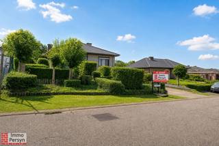 In de rustige Groenstraat 4 in Scherpenheuvel staat deze charmante open bebouwing op een perceel van 965 m². De woning uit 1972 is volledig gelijkvloers en ontvangt je in een brede inkomhal die toegang biedt tot de ruime leefruimte met een prachtige visgraat parketvloer. Aansluitend bevindt zich een lichtrijke veranda met groot schuifraam, verbonden met de moderne landelijke keuken. De woning beschikt over drie reeds ingerichte slaapkamers en een gemoderniseerde badkamer. Dankzij het EPC-label D en de aanwezige dak- en muurisolatie is er geen renovatieplicht.<br /><br />De woning biedt een bewoonbare oppervlakte van 179 m² en is onderkelderd, goed voor circa 136 m² extra ruimte, inclusief een ondergrondse garage en verschillende functionele kamers voor stockage of hobby’s. De grote, bewandelbare zolder biedt bovendien nog potentieel voor het creëren van twee à drie bijkomende slaapkamers of een ruime polyvalente verdieping. Verwarming gebeurt via stookolie, wat in combinatie met de goede isolatie zorgt voor aangenaam comfort.<br /><br />Buiten geniet je van een verzorgde tuin met een charmant vijvertje, ideaal om in alle rust te vertoeven. Deze stevige en verrassend ruime woning is perfect voor wie op zoek is naar een comfortabele én toekomstgerichte woonst op een aantrekkelijke locatie in Scherpenheuvel.<br /><br /><u><strong>INDELING</strong></u><br /><strong>Kelder:</strong> garage, wasplaats, gang, meerdere bergingen<br /><strong>Gelijkvloers:</strong> inkomhal, woonkamer, veranda, keuken, 3 slaapkamers, badkamer, apart toilet, traphal<br /><strong>Zolder:</strong> zolderruimte<br /><br />Wil je graag een bezoek ter plaatse en de charme van deze woning ontdekken? Mail naar sander@immopersyn.be of bel 013 444 008.