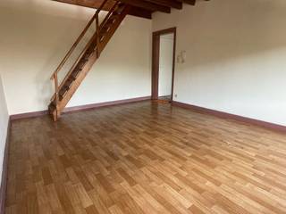 Appartement sous les toits à Alost Cet appartement de 65 m² dispose d'une salle de séjour spacieuse avec beaucoup de lumière naturelle grâce aux grandes fenêtres. Il y a une chambre à coucher qui, comme le reste de l'appartement, a une atmosphère chaleureuse. La cuisine est en cours de finition et sera prête au moment de la location.Une salle de bain soignée avec baignoire, toilettes et lavabo. L'appartement dispose également d'une cave privée. Le loyer est de 675 euros/mois + 100 de charges communes.