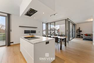 Voor uitgebreide info en foto’s, surf naar www.SWEVERS.be! – Instapklaar, trendy en stijlvol, piekfijn afgewerkt, ideaal gelegen,… en zo kunnen we...