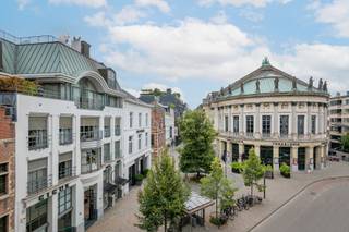 Dit enorm lichtrijk appartement is gelegen vlak tegenover de Bourlaschouwburg en tussen de Schuttershofstraat en de Leopoldstraat. Het...