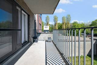 Ontdek dit hedendaags en architecturaal uitgewerkt appartement, gelegen op de eerste verdieping van een verzorgde residentie uit 2015 in Burcht, vlot bereikbaar via lift. De leefruimte baadt in het licht dankzij de grote schuiframen die een naadloze overgang creëren naar het royale, zuidgerichte terras.<br />De open keuken is strak vormgegeven en volledig geïntegreerd in het leefgeheel, uitgerust met alle hedendaagse toestellen en afgewerkt met oog voor detail. Het appartement beschikt over twee volwaardige slaapkamers, beide voorzien is van ingemaakte kasten. De indeling is doordacht, met een aparte wasruimte en een afzonderlijk gastentoilet. Vliegenramen en kwalitatieve materialen zorgen voor extra wooncomfort.<br />Met een energiezuinig karakter (E-peil 59 – energiescore A) kiest u bovendien voor een duurzame en toekomstgerichte woonst.<br />Achteraan het gebouw bevindt zich een privatieve staanplaats (verplicht mee aan te kopen voor €15.000) en een gemeenschappelijke fietsenberging.<br />Een stijlvolle en lichtrijke woonst op een aangename locatie, wees er snel bij!