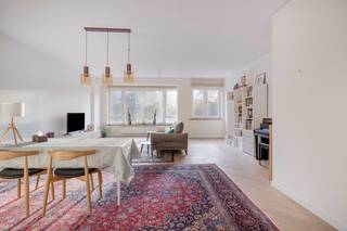 Dit kwalitatief afgewerkte appartement is gelegen op de Rubenslei, met een open zicht op groen, op de 3de verdieping van een verzorgd gebouw. De ligging is uiterst centraal, op wandelafstand van winkels, openbaar vervoer, Franklin Rooseveltplaats en Antwerpen-Centraal.<br />Het appartement beschikt over een ruime en lichtrijke leefruimte, een volledig uitgeruste keuken met eigen terrasje en een praktische inkomhal met ingemaakte kasten. Via de nachthal met apart toilet bereikt men twee volwaardige slaapkamers en een moderne badkamer met inloopdouche en lavabomeubel.<br />Een absolute meerwaarde is het uitzonderlijk ruime terras aan de achterzijde van het gebouw, ideaal om in alle rust te ontspannen of te genieten van het uitzicht.<br />Daarnaast beschikt het appartement over twee private kelderruimtes, wat zorgt voor extra bergruimte en comfort. Extra troeven zijn het gunstig EPC en de conforme elektrische installatie, wat deze eigendom onmiddellijk bewoonbaar en zorgeloos maakt.