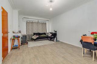 <p><span>Dit </span><span>verhuurd 2-slaapkamer appartement</span><span> is gelegen op een </span><span>centrale locatie in Antwerpen</span><span> aan de Van Kerckhovenstraat. </span></p><p><span>Het appartement is gelegen in een </span><span>kleinschalig gebouw </span><span>op de eerste verdieping (geen lift). De ligging is ideaal op het vlak van winkels en openbaar vervoer. Het centrum van de stad, het Centraal Station van Antwerpen en Park Spoor Noord zijn op enkele minuten wandelen bereikbaar.</span></p><p><span>Het appartement </span><span>telt heel wat positieve kenmerken waaronder</span><span> </span><span>een oppervlakte van zo'n </span><span>59m² (cfr. EPC)</span><span> plus een </span><span>terras.</span></p><p><span> </span><span>Indeling</span></p><p><span>- inkomhal</span></p><p><span>- apart toilet</span></p><p><span>- ingemaakte kasten</span></p><p><span>- lichtrijke woonkamer en eetkamer</span></p><p><span>- geïnstalleerde keuken</span></p><p><span>- slaapkamer 1 </span></p><p><span>- slaapkamer 2 </span></p><p><span>- leuk terras </span></p><p><span>- badkamer</span></p><p><span> </span></p><p><span>Troeven</span></p><p><span>- zeer lage gemeenschappelijke kosten </span></p><p><span>- water, gas en elektra aparte meters</span></p><p><span>- centrale locatie vlakbij Antwerpen centrum en Centraal Station</span></p><p><span>- momenteel verhuurd voor 750 euro/maand - ideale investering !</span></p><p><span> </span></p><p><span>Ben jij geïnteresseerd in dit appartement vlakbij centrum Antwerpen, ben je op zoek naar ander vastgoed of wens je de waarde van jouw eigendom te kennen? Dan ben je bij BOLT immo aan het juiste adres! Wij helpen jou graag verder.</span></p><p><span> </span></p>