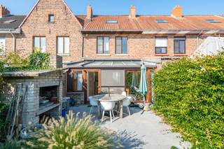 Instapklare woning met 3 slaapkamers en een charmant tuintje, in een kindvriendelijke omgeving. <br /><br />Indeling: <br />*Gelijkvloers<br />- inkomhal<br />- leefruimte met gashaard<br />- veranda met toegang tot de tuin<br />- open keuken voorzien van een lavabo, een vaatwasmachine, keramische kookplaat, spoeltafel, oven en frigo.<br />- berging met aansluiting wasmachine<br />- tuin met terras <br /><br />*Eerste verdieping<br />- badkamer voorzien van een lavabo, handdoekenverwarmer, bad/douche en een toilet<br />- slaapkamer 1 (9m²)<br />- slaapkamer 2 (9m²)<br /><br />*Zolderverdieping<br />- slaapkamer 3 (25m²)<br /><br />Pluspunten:<br />- kindvriendelijke rustige buurt<br />- instapklaar<br />- gezellige tuin met uitweg <br /><br />Op zoek naar een instapklare woning te koop in een rustige buurt? Contacteer ons voor een afspraak ter plaatse. 