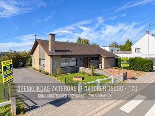 <span><span><strong>🏠 Ontdek je nieuwe thuis tijdens het weekend van de OPENKIJKDAGEN!<br />📅 Zaterdag 17 oktober⏰ 15u30 -17u.<br />📌 Vrij toegankelijk – GEEN afspraak nodig<br />📞 Wil je eerder al een kijkje nemen? Bel ons op ☎️ 055 30 92 90</strong></span></span><br /><br /><strong>RUIME ALLEENSTAANDE BUNGALOWWONING</strong> met <strong>3 SLAAPKAMERS</strong>, <strong>GARAGE </strong>en <strong>UITBREIDINGSMOGELIJKHEDEN</strong>, centraal maar toch rustig gelegen op een <strong>MOOI PERCEEL</strong> van 918 m² in Leupegem (Oudenaarde). Deze aangename gezinswoning combineert <strong>RUIMTE, COMFORT en TOEKOMSTPOTENTIEEL </strong>met een vlotte bereikbaarheid en een uitstekende ligging nabij winkels, scholen en andere dagelijkse voorzieningen. Ook op energetisch vlak werden reeds belangrijke verbeteringen uitgevoerd. Zo beschikt de woning over een <strong>NIEUWE VAILLANT-GASKETEL</strong> in combinatie met een <strong>WARMTEPOMP, VERNIEUWDE ELEKTRICITEIT, 8 ZONNEPANELEN</strong> en een <strong>THUISBATTERIJ</strong>.<br />Via de inkomhal met gastentoilet bereikt u de ruime en lichtrijke leefruimte met open haard, die uitnodigt tot gezellige momenten. Aansluitend bevindt zich de ingerichte keuken met voldoende plaats voor het hele gezin. Verder beschikt de woning over een praktische kelderberging en een ruime inpandige garage/wasplaats. De nachthal leidt naar 3 volwaardige slaapkamers en een vernieuwde badkamer met ligbad en dubbel lavabomeubel. Alle belangrijke woonfuncties bevinden zich comfortabel op het gelijkvloers. De ruime zolder<strong> </strong>in het dak biedt bovendien heel wat bijkomende mogelijkheden als bergruimte of voor een eventuele verdere inrichting.<br />Buiten geniet u van een aangename tuin met terras, een ruime oprit, een extra aparte garage en 2 tuinhuizen, ideaal voor extra opslagruimte.<br /><br />Een <strong>IDEALE GEZINSWONING</strong> voor wie op zoek is naar rust, ruimte en toekomstmogelijkheden op een centrale locatie.<br /><br />Adres: Vontstraat 71 te Leupegem (Oudenaarde)<br /><br />EPC: 345kWh/m², G-score en P-score A, Geen renovatieverplichting van toepassing, Bestuursmaatregelen in het maatregelenregister: Nee; Vrij bij akte
