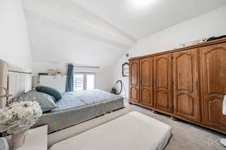 <p>We Invest heeft het genoegen u dit appartement voor te stellen, gelegen op de bovenste verdieping van een kleine mede-eigendom zonder lasten, <strong>gelegen te Darimonstraat 7</strong>.<span></span></p>
<p>Het appartement bevindt zich in de Darimonstraat en geniet van een strategische ligging dankzij de nabijheid van het stadscentrum, winkels en openbaar vervoer (tram | metro | treinstation).</p>
<p>Met een bewoonbare oppervlakte van ongeveer ±125 m² is het appartement als volgt ingedeeld: salon, eetkamer, keuken (±17 m², 12 m² &amp; 11 m²), twee slaapkamers, waarvan één bijzonder ruim (±15 m² &amp; 12 m²), en een douchekamer.</p>
<p>De zolder (±52 m²) kan worden ingericht volgens uw wensen.</p>
<p>Individuele meters voor water, gas en elektriciteit. Elektrische installatie conform. EPC: G met 784 kWh/(m².jaar).</p>
<p>Exclusieve bezoeken op zondag 13/09 tussen 10u en 11u, met of zonder afspraak.</p>
<p>Contact: anastasia.s@weinvest.be | 02 315 77 22</p>
<p>Ontdek alle exclusieve panden te bezoeken op 13 september → https://weinvest.be/fr-BE/search?at=Bruxelles&amp;c=4.35121%2C50.8551&amp;t=place&amp;exclusive=1&amp;src=seo-landing</p>