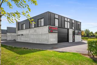 Situé à un emplacement stratégique le long de la chaussée d'Asse, dans la zone PME de Mollem, ce bâtiment d'entreprise récent offre une...