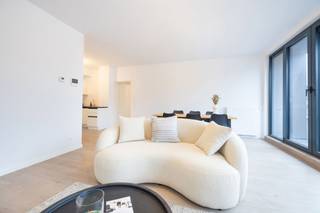 <span><strong>Laeken</strong></span> : Grand appartement de 2 chambres de 102m² loué à 1.387 €/mois (hors charges) avec un bail de 18 mois. L'appartement est situé dans une petite copropriété neuve (24) située au calme dans une RUE SANS VOITURES. Construit en respectant l'avenir avec des panneaux solaires partagés et uniquement des appartements à haute performance ÉNERGÉTIQUE (PEB B+). Rendement immédiat garanti. Cave (3.000 €), parking en option. L’offre inclut également la gestion locative complète pendant 2 ans (gestion administrative, technique et financière) : un atout majeur pour tout investisseur souhaitant profiter d’un revenu locatif sécurisé sans aucun souci de gestion. Un placement immobilier serein, sans tracas, dans un quartier en pleine évolution. Vente soumise aux droits d'enregistrement (12,5%) sur la valeur du terrain et à la TVA (21%) sur la valeur de la construction. Plus d'informations exclusivement via TREVI !
<p></p>