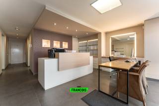 Stap binnen in een woning waar rust, ruimte en verfijning samenkomen. Deze instapklare uiterst ruime woning met EPC-label B is meer dan een huis:...