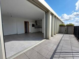<strong>Trendy wonen nabij Park Spoor Noord en het Eilandje in dit instapklare dakappartement van ca. 64m², dat gekenmerkt wordt door prachtige terrassen met indrukwekkende zichten op Antwerpen.</strong><br /><br /><span><strong>INDELING:</strong></span> <br />
<p>De lichte leefruimte vloeit via een grote schuifdeur naadloos over op een aangenaam en zuid georiënteerd terras, terwijl de modern ingerichte open keuken volledig is uitgerust met Beko-toestellen, waaronder een oven, koelkast , vaatwasser en een keramische kookplaat met dampkap (ZANUSSI). De aparte slaapkamer biedt direct toegang tot zowel het tweede terras als de badkamer, die voorzien is van een inloopdouche en een wastafel in meubel met bijbehorende spiegelkast. <br /><br />De praktisch ingedeelde inkomhal beschikt over een gastentoilet en vestiairemogelijkheden, terwijl de woning verder is uitgerust met een handige berging met aansluitingen voor een wasmachine en droogkast.</p>
<p>Dit appartement betreft een eerste bewoning en is reeds volledig geschilderd.<br /><br />De privatieve kelder en<strong> </strong>de autostaanplaats op -2 zijn inbegrepen<br /><br />De verkoop geschiedt onder registratie.<br /><br /><span><strong>BIJZONDERHEDEN: </strong></span><br />* Instapklaar en lichtrijk penthouse met ruime terrassen<br />* Centrale locatie nabij Park Spoor Noord en het Eilandje<br />* Privatieve kelder en autostaanplaats in het gebouw inbegrepen<br />* Conform keuring, Goede EPC A - 85kWh/m²</p>