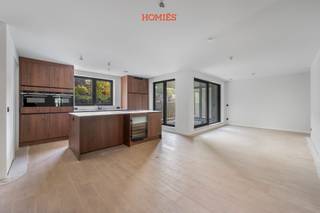 Op de tweede verdieping van residentie Neroli bevindt zich dit nieuwbouwappartement met drie slaapkamers. Het project is kleinschalig en ligt in de Groenstraat te Heverlee, op een boogscheut van het centrum van Leuven. Het appartement beschikt over twee aangename terrassen en een kelderberging. Bovendien is er een ondergrondse parkeerplaats beschikbaar, afzonderlijk aan te kopen voor 35.000 EUR. De oplevering is gepland midden april 2026. De aankoop gebeurt onder het stelsel van registratierechten (2% of 12%), wat een aantrekkelijk fiscaal voordeel kan opleveren in vergelijking met een aankoop onder het btw-stelsel van 21%. Residentie Neroli staat voor hedendaagse architectuur en duurzaam wooncomfort. Het appartement is uitgerust met vloerverwarming en liefst 40 individuele zonnepanelen. Dankzij het BEN-label (Bijna-EnergieNeutraal) geniet u van een energiezuinige woonst met lage verbruikskosten en een hoog comfortniveau. De afwerking gebeurt met oog voor kwaliteit en omvat onder meer een volledig uitgeruste keuken, een ingerichte badkamer en douchekamer, evenals een ruime voorziening aan stopcontacten, volledige verlichting en voorziening van ingebouwde kasten. Het appartement zal bovendien volledig geschilderd worden! Kortom: Een ideale woonopportuniteit voor wie modern en energiezuinig wil wonen op een uitstekende locatie nabij Leuven. Heeft u vragen of wenst u graag een bezoek? Aarzel niet ons te contacteren via info@homies.be of via 016 22 82 22. HOMIÉS, an Eye for immo.