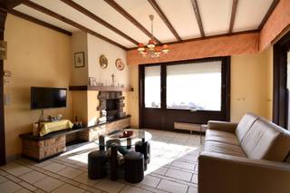 Bent u op zoek naar rust, ruimte en comfort? Dan is deze alleenstaande woning, gelegen op het einde van een doodlopende straat, precies wat u zoekt. Hier geniet u van maximale privacy, een kindvriendelijke omgeving en een prachtig landelijk verzicht.<br /><br />Indeling als volgt:<br />Bij het binnenkomen wordt u verwelkomd in de inkomhal met apart gastentoilet. De lichtrijke leefruimte sluit naadloos aan op de zithoek en eetplaats, waardoor een aangename en open sfeer ontstaat.<br />De volledig geïnstalleerde keuken met gezellige ontbijthoek vormt het hart van de woning en biedt een fijne plek om samen te koken en te genieten van het dagelijkse leven.<br /><br />Op het gelijkvloers bevinden zich daarnaast 3 volwaardige slaapkamers, waarvan 1 tot op heden dienst doet als bureau -en hobbyruimte.<br />De badkamer is uitgerust met zowel een douche als een ligbad, een dubbel lavabomeubel en een tweede toilet.<br /><br />Aanpalende ruime berging en een dubbele inpandige garage maken hier het plaatje compleet.<br /><br />Dankzij deze logische indeling is gelijkvloers wonen hier perfect mogelijk!<br /><br />Op de verdieping vindt u een derde slaapkamer en een bijzonder ruime zolder van maar liefst 100 m². Deze verdieping biedt een zee aan mogelijkheden en kan volledig naar eigen wens worden ingericht.<br />Of u nu droomt van extra slaapkamers, een hobbyruimte, speelzolder of fitnessruimte, hier kan u uw woonwensen werkelijk realiseren.<br /><br />Buiten geniet u van een dubbele oprit en een tuin rondom de woning, waar rust en privacy centraal staan. Het open uitzicht over het landelijke landschap zorgt voor een gevoel van vrijheid, terwijl kinderen veilig kunnen spelen in een aangename omgeving.<br /><br />Extreem veel potentieel! Vraag nu uw bezoek aan.<br /><br />Onze ref. DEV5170