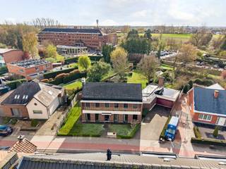 Op een topligging aan de Dokter Vanweddingenlaan bevindt zich deze karaktervolle en oerdegelijke woning op een riant perceel van 1.291 m² –...