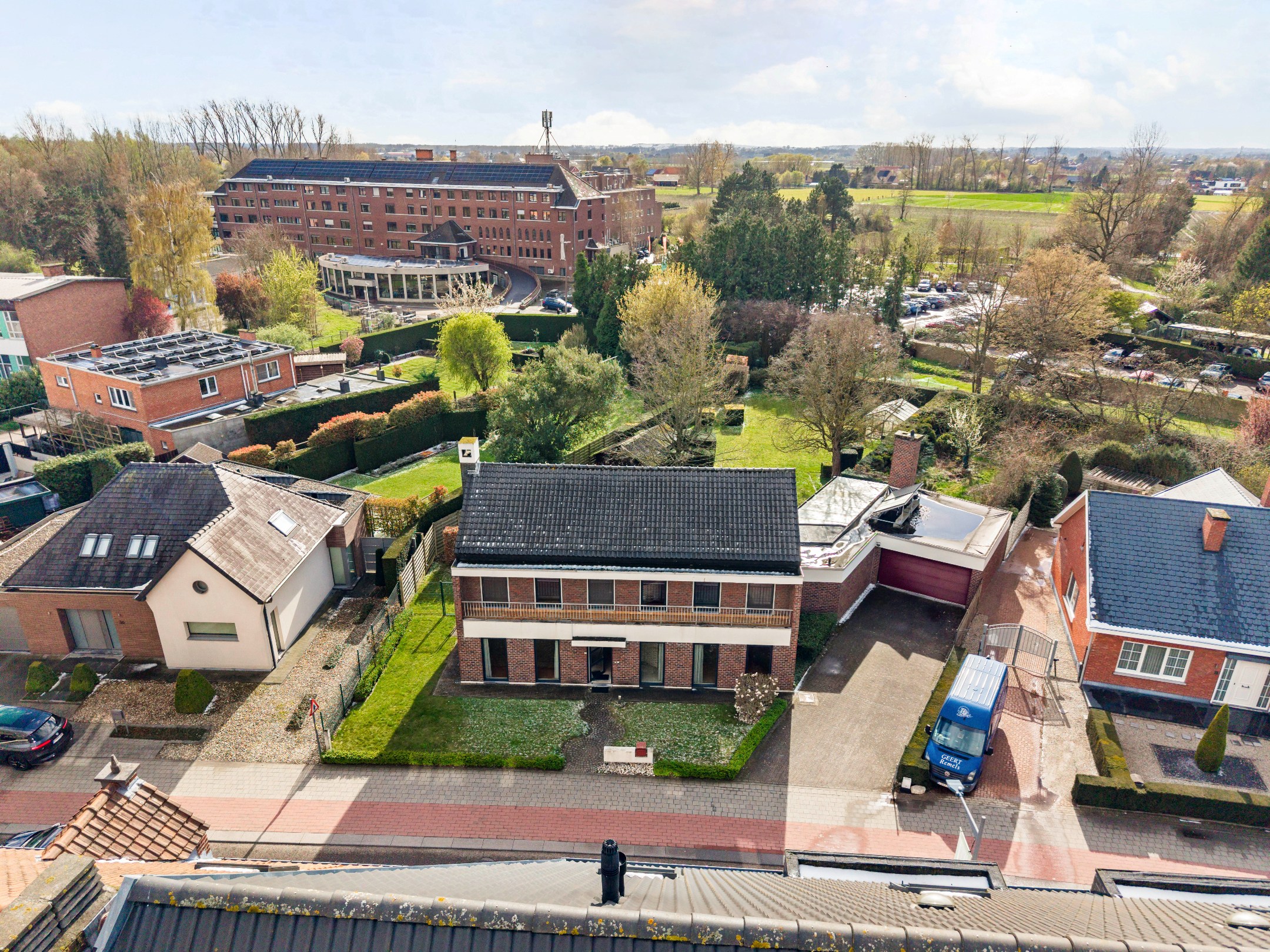 Statige te renoveren woning met uitzonderlijk potentieel in het centrum van Herk-de-Stad. - foto 2