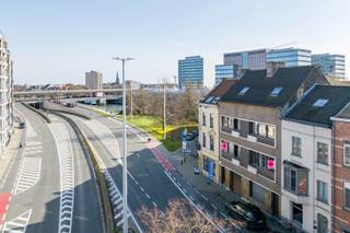 Dankzij de ligging, langs de Sint-Lievenslaan, biedt deze woning een vlotte verbinding naar zowel het stadscentrum als de belangrijkste invalswegen.<br /><br />Dit pand (431 m<sup>2</sup> bvo) bestaat uit 2 voormalige woningen die doorheen de jaren werden samengevoegd tot één ruime woning. Op heden beschikt de woning over 8 kamers, is volledig onderkelderd, heeft een inpandige garage en een praktische zolder.<br />Een extra troef is de zuidgeoriënteerde tuin die bijzonder rustig is.<br /><br />Indeling:<br />GV: 2 inkomhallen, met een grote woonkamer, verder is er een keuken, achter de keuken is er een ruimte met een douche en aansluiting voor de wasmachine.<br />1e V: op de eerste verdieping zijn er vier ruime slaapkamers.<br />Half verdieping: aan beide kanten van het pand is er een aparte badkamer (per zijde/woonentiteit).<br />2e V: de tweede verdieping telt nog vier slaapkamers.<br />3e V: per huis een zolder.<br /><br />Kortom, een unieke opportuniteit voor wie op zoek is naar een ruime woning met polyvalente mogelijkheden en de mogelijkheid om een eigen stempel te drukken.<br /><br />EPC: 606 kWh/m²/jaar - label F - Renovatieverplichting: JA.<br />Bruikbare vloeroppervlakte: 431 m² (opgemeten volgens EPC)<br />Asbestattest: Niet Asbestveilig: 4 asbestmaterialen - 0 beperkingen - 0 uitsluitingen.<br />Stedenbouwkundige inlichtingen: Woongebied, vergunning uitgereikt, geen rechterlijke herstelmaatregel of bestuurlijke maatregel opgelegd, geen verkavelingsvergunning uitgereikt, geen voorkooprecht