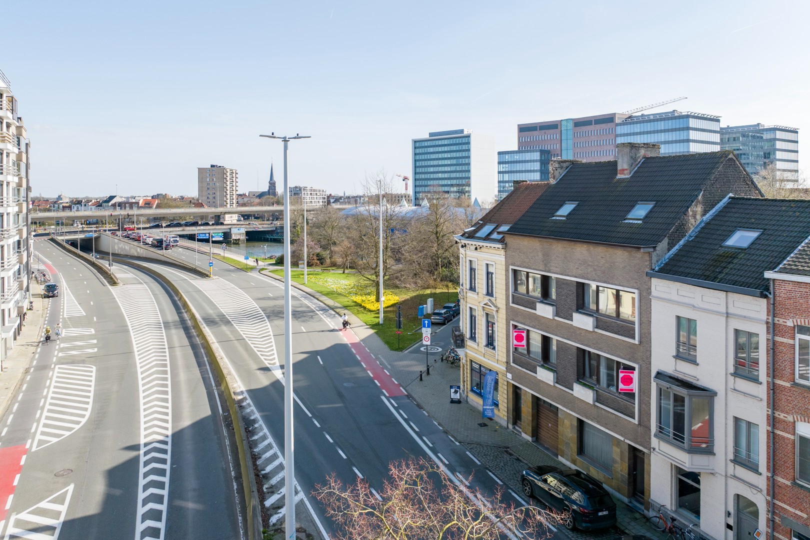 Ruim te renoveren woning met garage en zuidgerichte tuin op een boogscheut van het stadscentrum. - foto 1