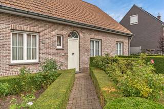 <p>Op zoek naar een woning met veel ruimte, en veel mogelijkheden op een ruim perceel?<br />Deze open bebouwing met casco verdiep in de Markettestraat in Vinkt biedt een uitstekende basis voor wie het aanwezige potentieel weet te waarderen.</p><p>De woning is rustig gelegen op een groot perceel van maar liefst 1.762 m², waardoor u hier geniet van een aangename omgeving, ruimte en privacy.<br />Tegelijkertijd is het centrum van Deinze dichtbij en zijn verder allerhande faciliteiten zoals winkels, scholen, horeca en andere dagelijkse voorzieningen vlakbij. Ook op- en afrit van autosnelweg E40 en E17 zijn vlot bereikbaar.</p><p>Op het gelijkvloers beschikt de woning over een inkomhal, een ruime woonkamer, keuken, praktische wasplaats, garage, twee slaapkamers, een badkamer met toilet en een afzonderlijk gastentoilet.<br />De gelijkvloerse indeling maakt de woning dus bijzonder interessant voor wie levenslang wonen op het gelijkvloers voor ogen heeft.</p><p>Verder is de verdieping een absolute troef. Deze beschikt momenteel over een bijzonder grote open ruimte van meer dan 100m², met een stevige betonnen tussenvloer.<br />Dankzij de aanwezige vaste trap zijn hier tal van mogelijkheden om de bestaande woonoppervlakte aanzienlijk uit te breiden en een volwaardige bovenverdieping te creëren, bijvoorbeeld met bijkomende slaapkamers, een hobbyruimte, bureau, etc.</p><p>Kortom, de mogelijkheid om een ruime open bebouwing volledig naar eigen smaak en hedendaagse normen te transformeren.<br />In combinatie met het uitzonderlijk ruime perceel biedt dit pand een bijzonder interessant potentieel.</p>