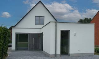 Deze inmiddels reeds gerenoveerde woning voldoet aan de huidige normen en is tevens hedendaags ingericht.De woning, welke geniet van veel natuurlijk...