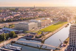 Fantastisch gelegen en uitzonderlijke <strong>mixed-use ontwikkeling “The Shift” </strong>te huur aan <strong>Gent-Dampoort</strong>, bestaande uit kantoorruimtes verdeeld over vier verdiepingen met een totale oppervlakte van 17.500 m². De site is multimodaal uitstekend bereikbaar. Station Gent-Dampoort ligt op wandelafstand, het centrum van Gent is vlot per fiets en openbaar vervoer bereikbaar en ook de belangrijkste invalswegen bevinden zich in de directe omgeving.<br /><br />Het project combineert hoogwaardige kantoorruimtes met de nieuwe campus van Arteveldehogeschool. Een groene <strong>binnentuin </strong>vormt de scheiding tussen beide functies en zorgt voor een aangename werkomgeving. De kantoorruimte van 2.200 m² wordt modern en instapklaar afgewerkt met onder meer LED-verlichting, klimaatplafonds, verhoogde vloeren en hedendaagse technische installaties. Bovendien voldoet het project aan de hoge duurzaamheidsstandaarden dankzij de <strong>BREEAM Excellent</strong>-certificering.<br /><br />Interesse? Neem vandaag nog contact met ons op voor meer informatie. Bel <strong>PANORAMA B2B GENT</strong> op <strong>0477 44 39 30</strong>.