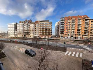 Gerenoveerd appartement in een verzorgd gebouw, vlakbij de Delhaize te Heist-aan-Zee. Gelegen aan de vernieuwde boulevard van Heist, met het strand tegenover het appartement. <br />Het appartement is onmiddellijk beschikbaar. <br /><br />Het betreft een ruim hoekappartement met volgende indeling: grote leefruimte met veel raampartijen en een leuk open zicht, een echte leefkeuken voorzien van alle inbouwtoestellen en een eeteiland, naast de keuken een praktische bergruimte voorzien van ingemaakte kasten, twee volwaardige slaapkamers met maatkasten en een ingerichte badkamer met inloopdouche. <br /><br />Extra troeven:<br />•Fietsenberging op het gelijkvloers<br />•Private kelderberging<br />•Hoekligging met veel natuurlijke lichtinval<br />•Strand op wandelafstand<br /><br />Een interessant appartement zowel als vaste woonst of als tweede verblijf. <br /><br />Prijs per maand: 1.000 EUR + 60 EUR vaste syndicuskosten.<br /><br />Bezoeken of meer informatie? Contacteer Willem Cauwels op Tel. 050/89.27.70