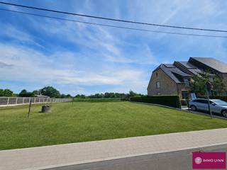 Perceel voor open bebouwing, met prachtige verzichten achteraan in de tuin. <br />Perceel van 837m² voor een open bebouwing, tuin is noordoost georiënteerd.<br />Toegelaten bouwzone: gelijkvloers: 10,14m x 15m - verdieping 10,14m x 12m.<br />Zowel plat dak als schuin dak toegelaten.<br />Kelder toegelaten.<br />Bijgebouw van maximum 40m² toegelaten.<br />Zwembad/ zwemvijver toegelaten.<br />Zeer landelijk gelegen, met prachtige verzichten achteraan.<br />Centraal gelegen op de grens tussen Kampenhout en Boortmeerbeek. Op wandelafstand van openbaar vervoer, winkels en de Vaart. <br />Meer info? Contacteer ons via info@immolynn.be!