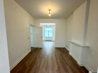 Vous recherchez une maison prête à emménager dans le cœur animé du Limbourg ? Cette maison récemment rénovée à louer à Hasselt offre tout le confort, l'espace et une excellente accessibilité. Grâce à son emplacement idéal dans la Bosstraat, vous vivez ici à quelques pas des écoles, des magasins, des restaurants et des transports en commun, tout en profitant d'un cadre de vie calme et économe en énergie chez vous.<br /><br />Disposition :<br /><br />Rez-de-chaussée : <br /><br />- Hall d'entrée<br />- Cuisine <br />- salle à manger<br />- salon <br />- rangement <br />- Salle de bain<br />- Toilette<br />- Jardin/Terrasse <br /><br />Étage +1 : <br /><br />- salle de nuit<br />- 2 chambres <br /><br />Étage +2 : <br /><br />- 1 chambre (chambre mansardée) <br /><br />Le moyen le plus rapide pour visiter cette propriété ? Demandez votre visite via le bouton rouge de notre site Web (www.dewaele.com).<br /><br />Les rendez-vous ne peuvent pas être pris par téléphone. Si vous avez d'autres questions, vous pouvez nous contacter par téléphone au 011 30 50 50.<br /><br />À bientôt