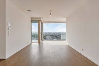 <p>Wonen met adembenemend zicht op dé locatie van Antwerpen? Dan is dit hoogwaardig afgewerkt éénslaapkamer appartement iets voor u!<br /><br />Indeling: <br />U betreedt het luxueus ingerichte appartement op de 18e verdieping via de inkomhal met separaat gastentoilet met handenwasser. Vanuit de hal bereikt u de uiterst lichte en zonnige leefruimte met prachtig zicht over de stad en de Schelde. <br /><br />De volledig ingerichte hoogwaardig afgewerkte keuken werd met oog voor detail afgewerkt en voorzien van de gebruikelijke toestellen. Vanuit de hal bereikt u de slaapkamer met douchebadkamer voorzien van wastafel. Bergruimte met aansluiting voor wasmachine en droogkast. Separate ruime 'kelder' berging op de gang met nummer 118.14.<br /><br />Gemeenschappelijke kosten 150 euro per maand inclusief provisie voor verwarming. <br /><br />Op een boogscheut van het station en het stadspark zal dit appartement met een uitzonderlijk uitzicht u zeker verleiden.<br /><br /></p>