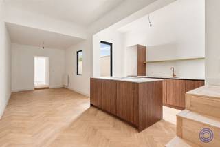 <p><span>Ruime en volledig gerenoveerde duplex met 3 slaapkamers, bureau en terrassen</span></p><p><span> </span></p><p><span>Op een uitstekende locatie aan de Statiestraat in Oud-Berchem, op wandelafstand van het station, bevindt zich deze bijzonder ruime en lichtrijke duplex in een volledig gerenoveerd gebouw. Hoge plafonds tot ca. 3 meter, visgraatparket, een stijlvolle keuken in walnoot en meerdere terrassen zorgen voor een eigentijdse en hoogwaardige woonbeleving. Het gebouw werd in 2026 volledig gestript en gerenoveerd, waarbij ook het dak en de achter- en zijgevels grondig werden geïsoleerd.</span></p><p><span> </span></p><p><span>Indeling</span></p><p><span>Eerste woonniveau</span></p><p><span>Via de inkomhal betreedt u de duplex. Hier bevinden zich een afzonderlijk gastentoilet met lavabo en een ruime, praktische berging met aansluiting voor wasmachine, de Vaillant ecoTEC Plus verwarmingsinstallatie, afzonderlijk afsluitbare sanitaire circuits en de zekeringkast. Onder de trap is bovendien ruimte voorzien voor het plaatsen van een vestiaire.</span></p><p><span>De volledige verdieping is afgewerkt met visgraatparket en geniet dankzij de hoge plafonds en grote raampartijen van een aangenaam ruimtelijk gevoel.</span></p><p><span>Aan de voorzijde bevindt zich het royale en bijzonder lichtrijke salon. Centraal in het appartement sluit de ruime eetkamer aan op de open keuken. Zowel de eetruimte als de keuken bieden rechtstreeks toegang tot het terras.</span></p><p><span>De keuken is uitgevoerd in walnootfineer en voorzien van een royaal kookeiland met onderhoudsvriendelijk werkblad. De volledig geïntegreerde AEG-toestellen omvatten een kookplaat met ingebouwde afzuiging, vaatwasser, combi-oven, koelkast en diepvriezer. Een bronzen spoelbak en bijpassende kraan vormen een stijlvolle finishing touch.</span></p><p><span>Aan de achterzijde bevindt zich nog een afzonderlijke bureau- of werkruimte, eveneens met toegang tot het terras. Ideaal voor thuiswerk, hobbyruimte of als extra polyvalente kamer.</span></p><p><span>Via de houten trap bereikt u het tweede woonniveau.</span></p><p><span> </span></p><p><span>Tweede woonniveau</span></p><p><span>De nachthal geeft toegang tot drie volwaardige slaapkamers.</span></p><p><span>Aan de voorzijde bevinden zich twee slaapkamers, beide gekenmerkt door de hoge plafondhoogte.</span></p><p><span>De eerste badkamer is stijlvol betegeld en uitgerust met een inloopregendouche, toilet en lavabomeubel in een elegante roze travertijnlook.</span></p><p><span>Aan de achterzijde bevindt zich de master bedroom, voorzien van een eigen dressing en rechtstreekse toegang tot het terras. De master beschikt bovendien over een eigen badkamer met een ruim lavabomeubel en inloopregendouche, volledig afgewerkt met tegelvloer en betegelde wanden.</span></p><p><span> </span></p><p><span>Belangrijkste troeven</span></p><ul><li><span>Volledig gerenoveerde duplex in een vernieuwd gebouw</span></li><li><span>Maar liefst 3 slaapkamers + afzonderlijke bureauruimte</span></li><li><span>Hoge plafonds tot ca. 3 meter</span></li><li><span>Volledig afgewerkt met visgraatparket</span></li><li><span>Stijlvolle walnootkeuken met kookeiland en AEG-toestellen</span></li><li><span>Twee volwaardige badkamers</span></li><li><span>Meerdere buitenruimtes</span></li><li><span>Dak, achtergevel en zijgevels volledig geïsoleerd</span></li><li><span>EPC-label B</span></li><li><span>Conforme elektrische installatie</span></li><li><span>Lage gemeenschappelijke kosten</span></li><li><span>Interessant voor zowel eigen bewoning als investering</span></li></ul><p><span> </span></p><p><span>Algemene informatie</span></p><p><span>Gemeenschappelijke kosten: geraamd op ca. €25 per maand, inclusief het verbruik van de gemeenschappelijke delen en blokpolis</span></p><p><span>Privatieve tussenmeters voor water, elektriciteit en gas</span></p><ul><li><span>EPC: label B</span></li><li><span>Elektrische installatie: conform het AREI</span></li><li><span>Asbestattest: in aanvraag</span></li></ul><p><span>Aandeel kosten basisakte ten laste van de koper: € 1250 incl. btw</span></p><p><span> </span></p><p><span>Het gebouw</span></p><p><span>Het kleinschalige gebouw werd in 2026 volledig gestript en gerenoveerd en bestaat uit een grote handelsruimte en gemeenschappelijke fietsenberging op het gelijkvloers en twee ruime duplex appartementen verdeeld over de bovenliggende verdiepingen.</span></p><p><span>Ook energetisch werd het gebouw grondig aangepakt: het dak en de achter- en zijgevels werden volledig geïsoleerd.</span></p><p><span>Daarnaast beschikt het gebouw over een gemeenschappelijke kelderberging.</span></p><p><span>Er is geen lift aanwezig.</span></p><p><span> </span></p><p><span>Ligging</span></p><p><span>De ligging in de Stationstraat combineert een uitstekende bereikbaarheid met alle dagelijkse voorzieningen binnen handbereik.</span></p><p><span>Station Antwerpen-Berchem ligt op wandelafstand, terwijl het centrum van Antwerpen in ongeveer vijf minuten met de fiets bereikbaar is. In de directe omgeving vindt u een uitgebreid aanbod aan gezellige bars, restaurants, koffie- en ontbijtadresjes, bakkers, slagers en andere buurtwinkels. Ook verschillende supermarkten bevinden zich op wandelafstand.</span></p><p><span>Met een Mobiscore van 9,5/10 is dit bovendien een bijzonder vlot bereikbare locatie, zowel met de fiets, het openbaar vervoer als de wagen.</span></p><p><span> </span></p><p><span>De informatie in deze prospectus wordt uitsluitend ter informatieve titel verstrekt. Kandidaat-kopers dienen zich voor de beoordeling, controle en interpretatie van de verstrekte informatie steeds te baseren op de officiële documenten en hun eigen onderzoek.</span></p><p><span> </span></p><p><span> </span></p>