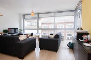 <strong><u>Instapklaar 2-slaapkamerappartement recht in het centrum van Hasselt - met 2 kelderbergingen! <br /><br />TROEVEN:</u></strong><br />- Energiezuinig: EPC label B! <br />- Elektrische installaties goedgekeurd tot 2047 <br />- 2 slaapkamers <br />- Centrumlocatie met alle voorzieningen binnen handbereik <br />- 2 kelderbergingen, waarvan eentje van maar liefst 17 m² <br /><br />Welkom in dit tof appartement in de Hasseltse Demerstraat, dé winkelstraat bij uitstek in het altijd levendige stadscentrum! Het appartement is gelegen op de tweede verdieping en bereikbaar via de centrale traphal of met de lift. De indeling omvat aan de straatzijde een ruime woonkamer, een geïnstalleerde keuken en een gezellig overdekt terras met zicht op de winkelstraat.<br />Centraal in het appartement is er de inkomhal, het toilet, de badkamer met ligbad en wastafel en een aparte berging/wasplaats. Aan de achterzijde tenslotte zijn er 2 slaapkamers die beiden toegang geven tot een tweede terras. Voor extra opslagruimte is er een zeer ruime en afsluitbare berging van maar liefst 17 m² in de kelderverdieping. Het appartement werd door de huidige bewoner volledig gerenoveerd waaronder laminaatvloeren, een moderne keuken, elektrische screens aan de voorzijde, en rolluiken aan de achterzijde, eveneens elektrisch. <br /><br />In het complex is er een gezamenlijke fietsenstalling voor de bewoners en voor de auto biedt de stad gratis bewonersparkeren voor 2 voertuigen aan in zone centrum, met uitbreiding naar enkele slagboomparkings in de nabije omgeving.<br /><br />Een instapklaar, tof appartement op een perfecte locatie voor diegene die ten volle van het stadsleven wenst te genieten of op zoek is naar een rendabele investering! René leidt je met veel plezier rond.