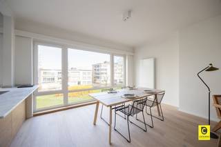 <p><span>Luxe, Licht & Comfort: Royaal 2-slaapkamerappartement (111 m²) + bureel en EPC B</span></p><p><span>Bent u op zoek naar een instapklaar appartement waar ruimte en licht de hoofdrol spelen? Zoek niet verder. Op de tweede verdieping van een uitstekend onderhouden gebouw met lift aan de Ringlaan, bieden wij dit prachtige appartement van maar liefst 111 m² (cfr. EPC) aan. Dankzij de kwalitatieve afwerking, de doordachte indeling en het gunstige EPC B-label geniet u hier van een zorgeloze en energiezuinige toekomst.</span></p><p><span> </span></p><p><span>Stijlvolle inkomhal</span></p><p><span>Bij binnenkomst wordt u verwelkomd in een royale hal met een handige vestiairekast: de perfecte, ordelijke start van uw thuis. Daarnaast beschikt het appartement over een apart gastentoilet en een praktische berging met aansluitingen voor wasmachine en droogkast.</span></p><p><span> </span></p><p><span>Lichtrijke leefruimte & open keuken</span></p><p><span>De royale leefruimte op een warme parketvloer vormt het kloppend hart van de woning. Door de grote raampartijen baadt de ruimte in het natuurlijk licht. Aansluitend vindt u de moderne open keuken met stijlvol kookeiland, volledig uitgerust met kwalitatieve toestellen. Of u nu een snelle hap bereidt of uitgebreid dineert met vrienden: dit is een plek waar u zich meteen thuis voelt.</span></p><p><span> </span></p><p><span>Kamers & badkamer</span></p><p><span>Aan de rustige achterzijde bevinden zich twee ruime slaapkamers (ca. 19 m² en 11 m²), waar u geniet van een serene sfeer. Vanuit de masterbedroom stapt u zo het gezellige terras op, de ideale plek om de dag in alle rust af te sluiten. Daarnaast beschikt het appartement over een veelzijdige derde kamer. Of u nu droomt van een eigen home-office, een luxueuze dressing of een creatieve hobbyruimte: hier kan het allemaal. De badkamer is modern ingericht met een inloopdouche en een lavabomeubel.</span></p><p><span> </span></p><p><span>Kelder & staanplaats</span></p><p><span>Ondergronds vindt u een ruime kelder. Een ondergrondse staanplaats is mee aan te kopen aan 20.000 euro.</span></p><p><span> </span></p><p><span>Extra troeven</span></p><p><span>- Energiezuinig wonen - Een uitstekend EPC B-label en vernieuwde beglazing doorheen het hele appartement.</span></p><p><span>- Prachtig gerenoveerd</span></p><p><span>- Grote kamers</span></p><p><span>- Zuidgericht terras</span></p><p><span>- Ondergrondse staanplaats </span></p><p><span> </span></p><p><span>Dit instapklare appartement combineert ruimte, licht en een praktische indeling met een uitstekende bereikbaarheid. De perfecte match voor wie op zoek is naar modern wooncomfort op een strategische locatie.</span></p><p><span> </span></p>