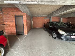 Bent u op zoek naar een veilige en vlot bereikbare parkeerplaats in Oostende? Dan is deze autostaanplaats in de Slachtersstraat precies wat u zoekt.<br /><br />De staanplaats bevindt zich in een verzorgde residentie en biedt een praktische oplossing voor wie de dagelijkse zoektocht naar een parkeerplaats wil vermijden. Dankzij de centrale ligging bevindt u zich op wandelafstand van winkels, horeca, de jachthaven, het strand en het station.<br /><br />Deze autostaanplaats is niet alleen ideaal voor eigen gebruik, maar vormt eveneens een interessante investering met verhuurpotentieel.<br /><br />