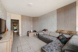 <p>Découvrez cette maison prête à emménager avec 3 chambres et jardin, idéalement située à proximité du centre de Renaix et du Parc communal.<br /><br />Disposition :<br /><br />Rez-de-chaussée<br />Séjour, hall, cuisine, salle de bain et espace de rangement.<br /><br />1er étage<br />Hall de nuit avec WC et une grande chambre.<br /><br />2e étage<br />Deux chambres.<br /><br />Extérieur<br />Un grand jardin profond.<br /><br />Les atouts de cette maison :<br /><br />- Situation centrale<br />- Toitures rénovées<br />- Chauffage central au gaz<br />- Double vitrage partout<br /><br />La maison est actuellement louée, ce qui en fait également une opportunité intéressante pour un investisseur à la recherche d’un bon rendement.<br /><br />Vous souhaitez visiter ce bien ? Contactez-moi : Caroline@immobeguin.be</p>