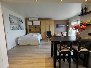 Mooie ruime studio gelegen op de eerste verdieping in Residentie Montana. Lichtrijke woonkamer met frontaal zicht op zee. Open keuken met alle...