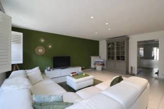 Bent u op zoek naar een (ruim) gelijkvloers appartement met twee slaapkamers, tuin (incl. overdekt terras) én garage? Lees en kijk dan snel...