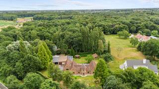 TE KOOP AALTER - VRIJ BEROEP MOGELIJKWelkom in deze ruime villa in Aalter !De troeven van dit pand zijn:- Uitzonderlijk groot perceel 5263 m²- Zeer...