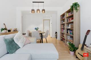 Op minder dan 100m van Vandepeereboomplein ofwel "De Leet" treffen we dit instapklaar appartement. Het bevindt zich op de eerste verdieping (geen lift) en is ideaal voor een investeerder, alleenstaande, koppel, ... . In onderstaande vind je de indeling alsook enkele interessante weetjes. <br /><br /><strong>Indeling van het pand </strong>
<ul>
<li>Leefruimte (22 m²) met open keuken (10 m²) voorzien van inductiekookplaat, combi-oven en ingebouwde koelkast. </li>
<li>Bureauruimte (6 m²) </li>
<li>Slaapkamer (14 m²) met aanpalende badkamer (5 m²) voorzien van douche en wastafel </li>
<li>Apart toilet (2 m²) </li>
</ul>
<br /><strong>Kenmerken: </strong>
<ul>
<li>Privatieve berging op het gelijkvloers voorzien van water en elektriciteit (2,4 m²)</li>
<li>Gunstige locatie </li>
<li>...</li>
</ul>
<br />Verhuurd voor € 630 per maand + € 50 gemeenschappelijke kosten. <br /><br /><strong>Meer informatie of een vrijblijvend bezoek? </strong><br />Contacteer Eden op 0470 43 78 21 of mail info@minthus.be