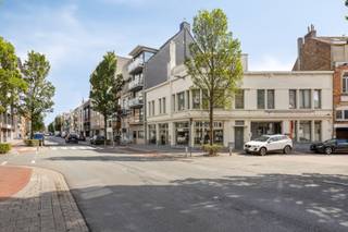 <span><span>Exclusief Art Deco gebouw te <strong>Oostende</strong> op slechts 900 meter van het strand en met <strong>503 m²</strong> aan bruikbare oppervlakte. Het dak werd volledig geïsoleerd, de ramen zijn voorzien van hoogrendementsbeglazing, alsook plaatste men een nieuwe condensatieketel. Deze<strong> Art Deco gevel</strong> is uniek en heeft een speciale status van bescherming gekregen. Thans verhuurd als handelspand zijde Torhoutsesteenweg, en als klaslokalen zijde Hennepstraat. Op de 1° verdieping situeert zich een groot appartement met 181 m² aan bewoonbare oppervlakte. Het gebouw was vroeger een melkerij en zuivelhandel, met nu nog de oorspronkelijke, typische belettering <strong>"MILK-PALACE"</strong>.<br /><br /><u>Enkele bijzonderheden:</u><br /><strong>· Appartement 1°</strong> verdieping beschikt over woonkamer, eetkamer, 3 slaapkamers, badkamer, conforme elektrische keuring (181 m<sup>2</sup>);<br /><strong>· Handelspand</strong>, zijde Torhoutsesteenweg 172A, nu kapsalon (93 m²);<br /><strong>·</strong> <strong>Kantoorgedeelte</strong>, zijde Hennepstraat 2, werd gerenoveerd door De Post, nu leslokalen (229 m²);<br /><strong>·</strong> <strong>EPC-labels C, C en C</strong> (geen renovatieverplichting);<br /><strong>· Veilige investering </strong>als opbrengsteigendom met <strong>mooi nettorendement</strong>;<br /><strong>·</strong> Of als <strong>luxe woonresidentie</strong> voor eigenaars met smaak, en nood aan ruimte;<br /><strong>· </strong>Voldoende gratis parkeermogelijkheden vlakbij;<br /><strong>·</strong> Een vastgoedparel die niemand ongeroerd laat. Zeldzaam!<br /><br />Wenst u vrijblijvende informatie of een bezoek ter plaatse ? Bel Diksimmo op het nummer <strong>051 50 11 51</strong> of mail naar <strong>diksmuide@diksimmo.be</strong>. </span></span>