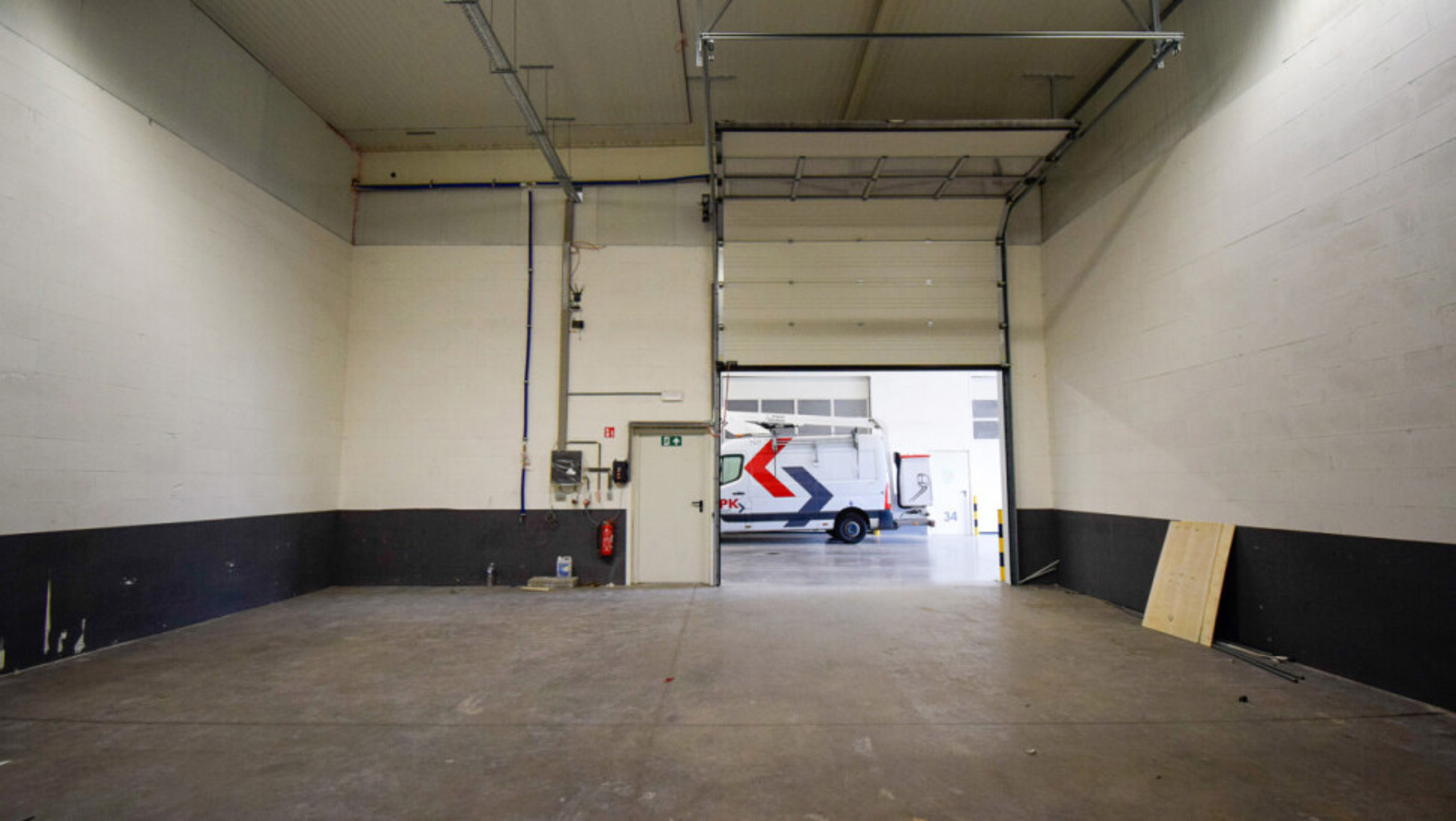 Instapklaar magazijn 113m² te huur vlak bij Afrit 28 Hasselt. - foto 2