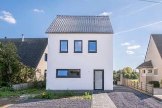 <p>Interesse in dit pand? Neem voor bijkomende informatie of het maken van een afspraak rechtstreeks contact op met Erik Smeijers via <strong>+32 497 53 07 96</strong> of <strong>erik@copandi.be</strong>.</p><p>Aan de Werchtersesteenweg in Betekom vind je deze volledig vernieuwde woning, waar oud karakter en hedendaags comfort elkaar vinden. De woning onderging een complete transformatie: alles werd ontmanteld en met zorg weer opgebouwd, wat resulteert in een frisse, energiezuinige thuis op een perceel van 571 m². Wie houdt van een landelijke omgeving met toch alle moderne troeven binnen handbereik, voelt zich hier meteen thuis.</p><p>De woning biedt een bewoonbare oppervlakte van 199 m², verdeeld over een heldere indeling met vier ruime slaapkamers en één badkamer. Het gelijkvloers kreeg een volledig nieuwe vloeropbouw met isolatie en vloerverwarming, klaar om naar wens te worden afgewerkt. Ook de keuken en badkamer wachten nog op hun definitieve invulling, wat je de kans geeft om deze ruimtes volledig naar eigen smaak in te richten. Buiten beschikt de woning over een aangelegde oprit met plaats voor twee wagens, een terras en een tuin waar je rustig kan vertoeven. Bovendien heeft deze woning aan de achterzijde een prachtig landelijk uitzicht.</p><p>Deze totaalrenovatie werd grondig aangepakt: het dak, inclusief het houten gebinte, werd volledig vernieuwd en voorzien van isolatie, net als de gevel. De buitenschrijnwerken zijn uitgevoerd in PVC met dubbele beglazing. Voor de verwarming is gekozen voor een lucht-waterwarmtepomp gekoppeld aan vloerverwarming op het gelijkvloers, terwijl de bovenverdieping wordt verwarmd en gekoeld via airco's. Verder voorzag men een nieuwe septische put van 1.600 liter aan de voortuin en een regenwaterput van 10.000 liter aan de achtertuin, aangesloten op de toiletten. Deze aanpak resulteert in een uitstekend EPC-label A met een score van 52 kWh/m² en een E-peil van 33, een garantie voor een comfortabele en energiezuinige woning.</p><p>Betekom combineert de rust van het platteland met een vlotte bereikbaarheid: de Werchtersesteenweg vormt een directe verbindingsas richting Werchter, Aarschot en de ruimere regio, en ook scholen, winkels en openbaar vervoer liggen op een handig bereik. Een ideale uitvalsbasis voor wie landelijk wil wonen zonder de stad ver te moeten zoeken.</p><p>Benieuwd naar de mogelijkheden van deze volledig vernieuwde woning? Neem contact op met ons kantoor om een bezichtiging in te plannen, of bekijk alvast de virtuele tour voor een eerste indruk.</p>