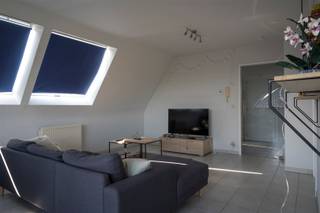 <p><span>I</span><span>NDELING</span></p><p><span><br />Dit aangenaam 1 slaapkamer appartement is gelegen in residentie D'oude Schelde aan de Aalststraat 114 te Oudenaarde.<br />Het appartement geniet 1 slaapkamer, een badkamer met bad en douche, een apart toilet en een licht rijke living met grote open keuken en aansluitende berging.<br />De keuken geniet alle nodige comfort: microgolfoven en oven, vaatwas, frigo, voldoende kastruimte.<br />Bovendien heeft u bij dit appartement een privatieve garage. <br />Achter de garages kan u genieten van de gemeenschappelijke tuin.</span></p><p><span> </span></p><p><span>LIGGING</span></p><p><span> </span></p><p><span>Het appartement is centraal gelegen (snelle aansluiting met de N60) doch op wandelafstand van de markt van Oudenaarde.<br /><br />PRAKTISCH</span></p><p><span><br />Het appartement is verhuurd.<br /><br />Wacht niet om uw bezoek aan te vragen via <span>eefje@immmodhondt.be</span></span><span> of bel 0498888889.<br /><br /></span></p>